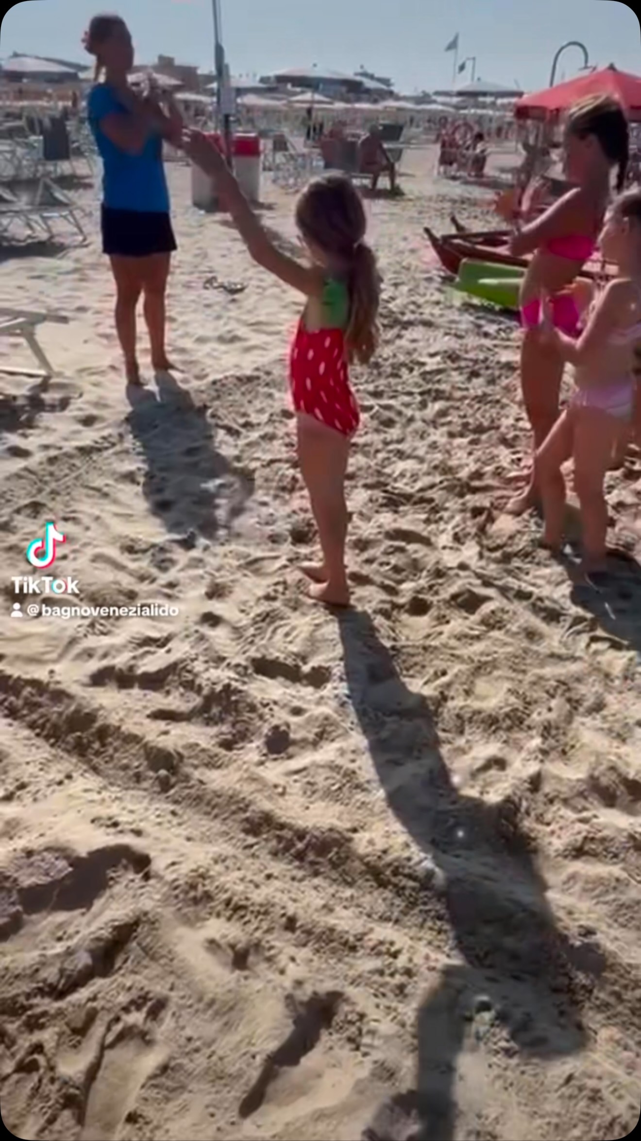 Alcuni momenti della nostra animazione quotidiana al #bagnovenezia targata Beachfun #beach #summer #animazione #miniclub